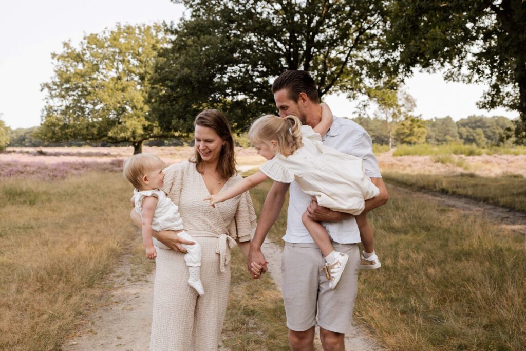 Gezin draagt matching outfits tijdens familie fotoshoot op heide
