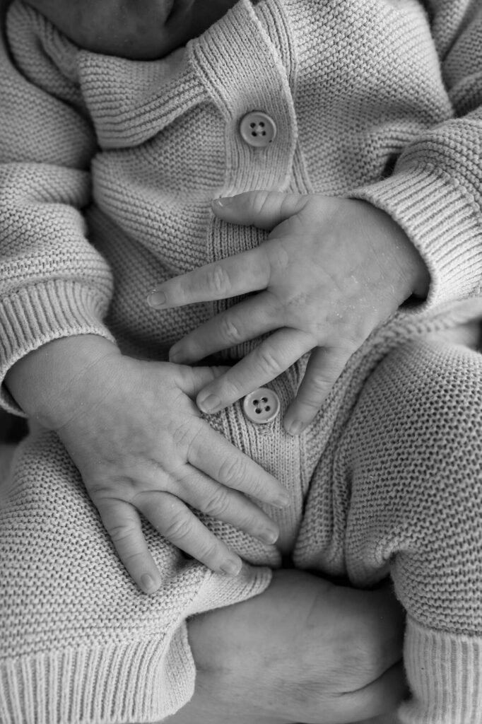 Close-up van pasgeboren baby in gebreide romper