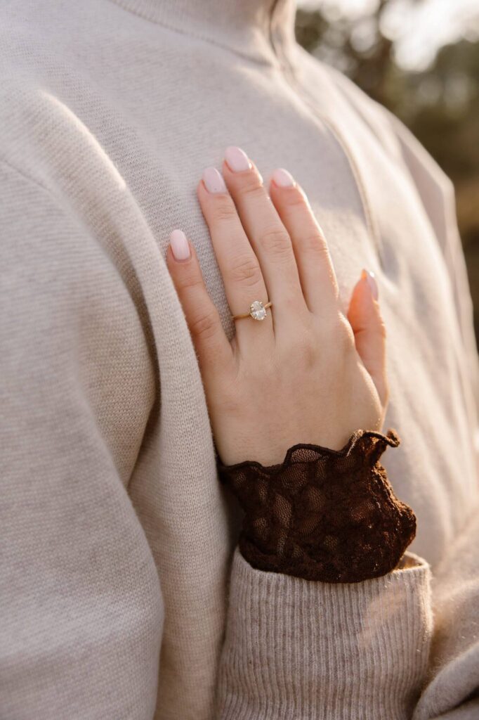 Close-up hand van vrouw met verlovingsring tijdens pre wedding shoot