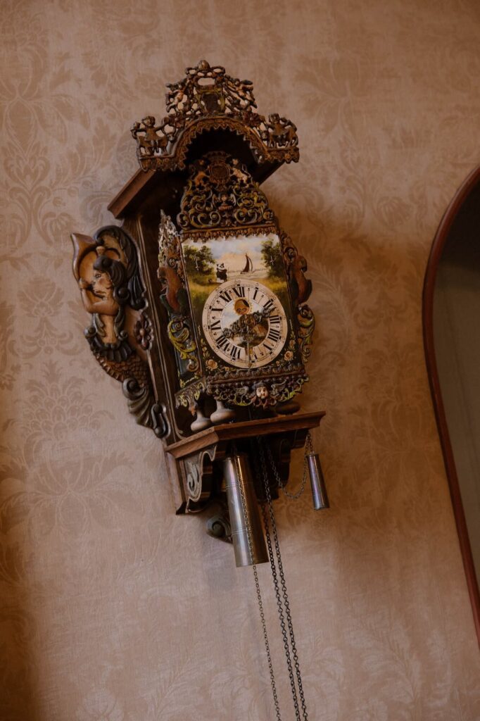 Karakteristieke klok aan de muur bij gemeentehuis in Weesp, Amsterdam