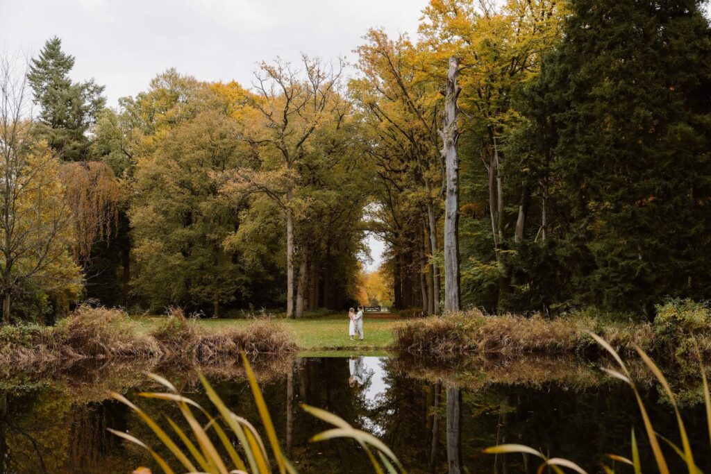 Bruidspaar aan de oever van de Vecht in Weesp tijdens herfstbruiloft